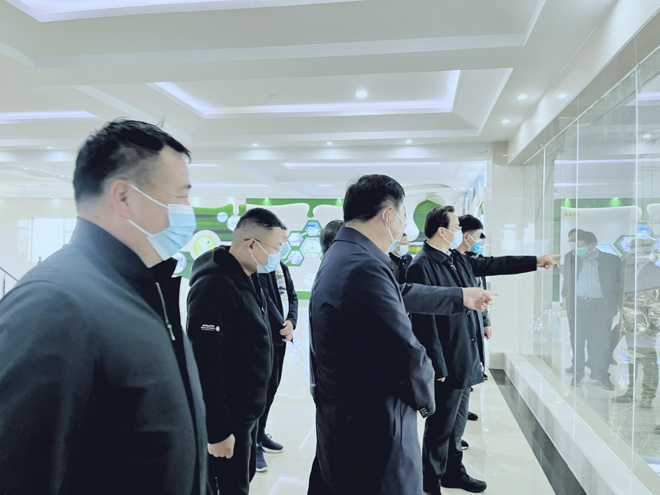 河南省人大常委會(huì)黨組書記、副主任孔昌生蒞臨花花牛魯山瑞亞牧場參觀調(diào)研