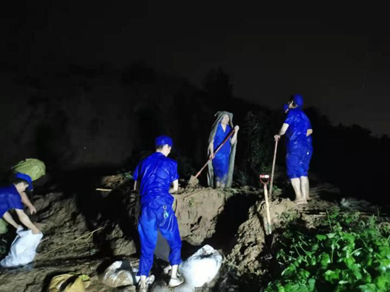 微光匯聚、風(fēng)雨同舟，我們一起扛！
