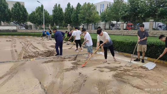 微光匯聚、風(fēng)雨同舟，我們一起扛！