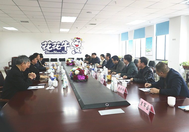 封丘縣縣長王獻臣一行蒞臨 花花牛集團養(yǎng)殖、乳品事業(yè)部參觀調研