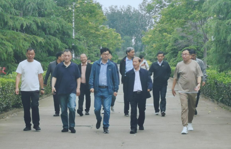 花花牛丨河南農業(yè)大學黨委副書記、校長介曉磊一行蒞臨花花牛河南瑞亞參觀調研