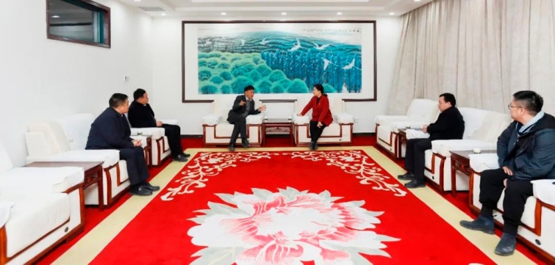 發(fā)揮產(chǎn)業(yè)優(yōu)勢(shì) 助力鄉(xiāng)村振興 | 民權(quán)縣委副書記、縣長(zhǎng)王靜嫻會(huì)見關(guān)曉彥董事長(zhǎng)一行