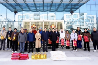 新春佳節(jié)暖人心 堅守一線顯擔(dān)當(dāng) ——河南農(nóng)業(yè)投資集團黨委委員、副總經(jīng)理兼花花牛乳業(yè)集團黨委書記、董事長張峰慰問花花牛乳業(yè)在崗員工